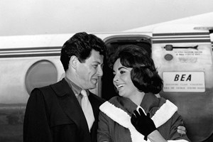 Η Elizabeth Taylor φορά το θρυλικό σετ διαμαντιών Cartier που της χάρισε ο Mike Todd