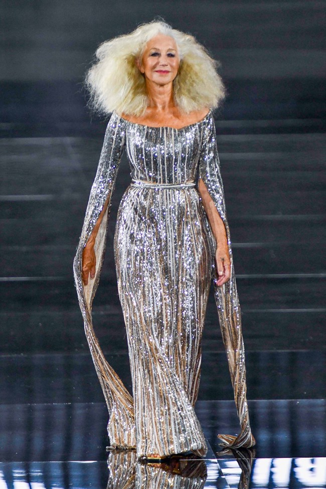 Έλεν Μίρεν: Αγνώριστη αλλά απαστράπτουσα και υπέροχη στην Εβδομάδα Μόδας του Παρισιού