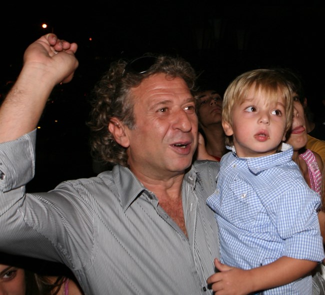 17 χρόνια πριν: Ο Κώστας Κόκλας σε βραδινή έξοδο με την γυναίκα Κατερίνα και τον γαμπρό του Σπύρο Σούλη