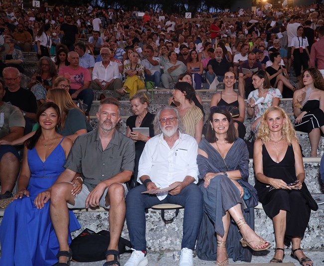 Έμιλυ Κολιανδρή: Κομψή πλάι στον Χρήστο Λούλη στην πολυσυζητημένη παράσταση της Λένας Κιτσοπούλου στην Επίδαυρο