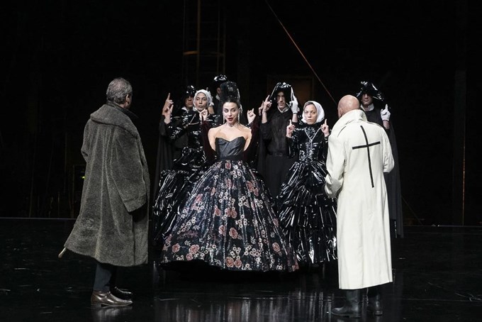 ΚΘΒΕ: "ΔΟΝ ΚΑΡΛΟΣ": "Για τον μονάρχη οι άνθρωποι είναι μόνο ένας αριθμός"