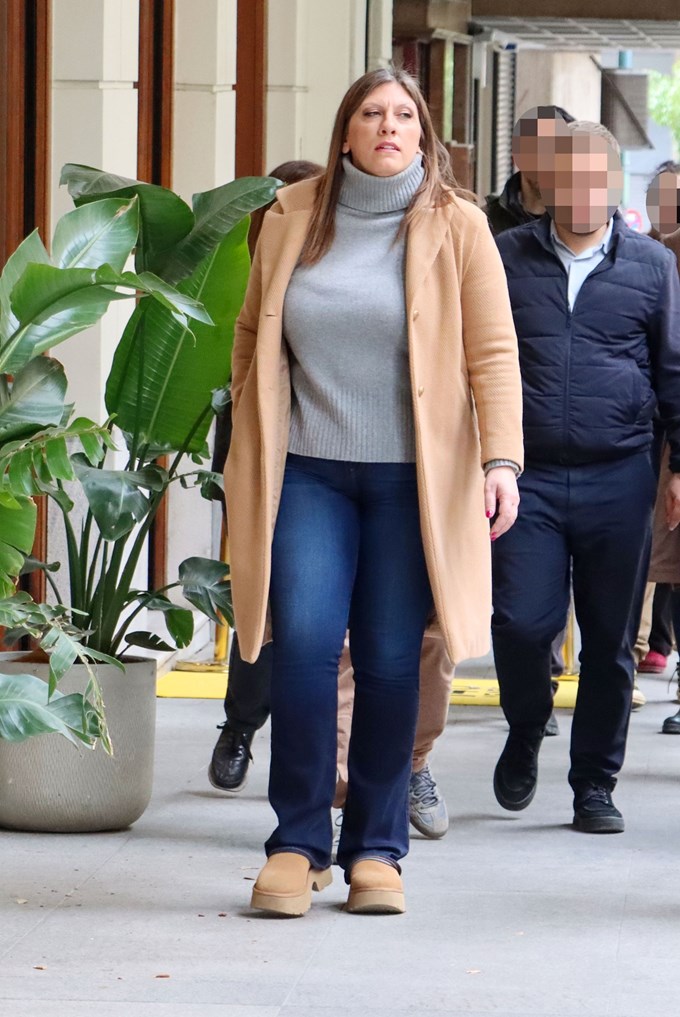 Ζωή Κωνσταντοπούλου: Στους δρόμους της Αθήνας φορώντας τις πιο διάσημες μπότες