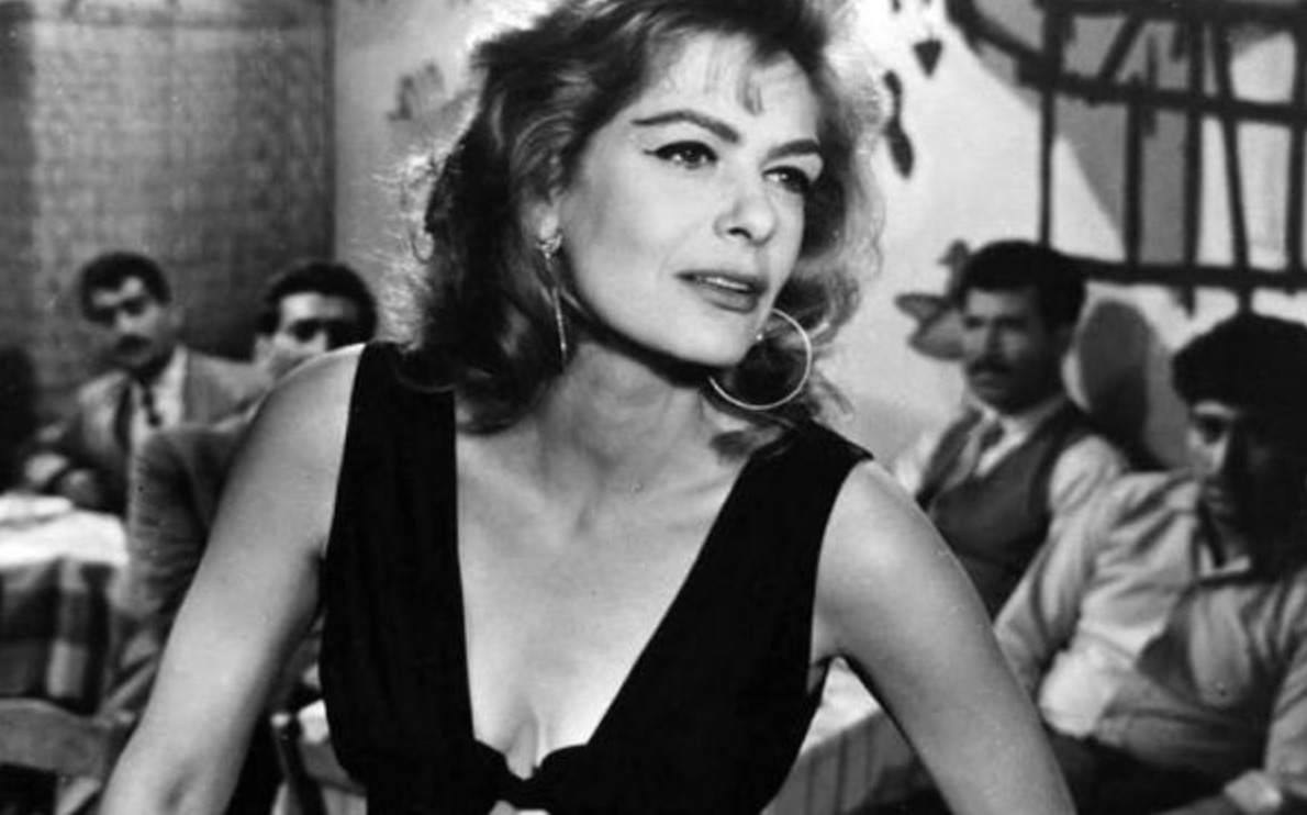 Μελίνα Μερκούρη: Κομψή εμφάνιση εν πλω με navy blue σακάκι πριν από 65 χρόνια