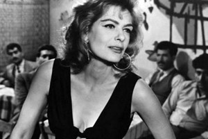 Μελίνα Μερκούρη: Κομψή εμφάνιση εν πλω με navy blue σακάκι πριν από 65 χρόνια