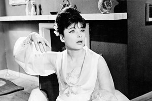 68 χρόνια πριν: Η Τζένη Καρέζη σε σπάνια καλοκαιρινή φωτογράφιση με το αγαπημένο pattern της εποχής