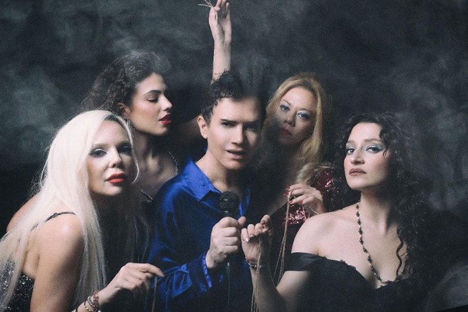 Αυτή η νύχτα μένει