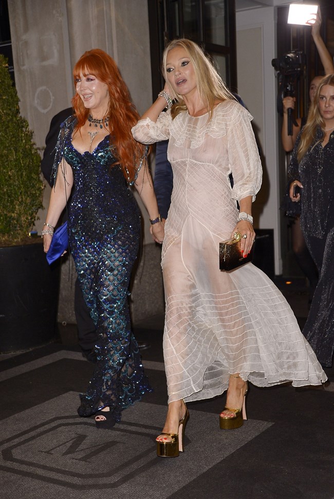 Η Κέιτ Μος με διάφανο slip dress μας γύρισε πίσω στα '90s