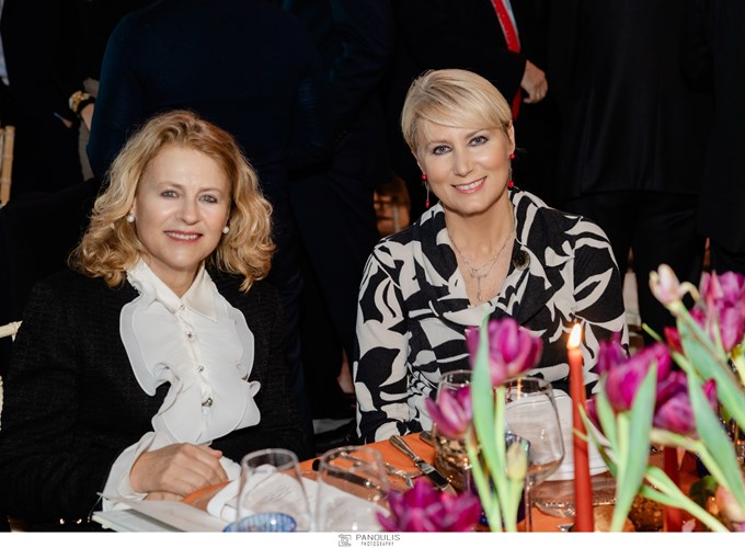 Σπάνια εμφάνιση για τη Νατάσα Παζαΐτη – Το ιδιαίτερο print που επέλεξε