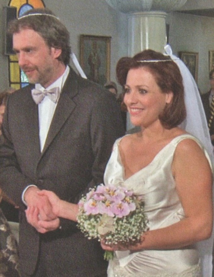 Η Μαριάννα Τουμασάτου νύφη στο πλευρό του Αλέξανδρου Σταύρου, με παρανυφάκι την τρίχρονη κορούλα τους