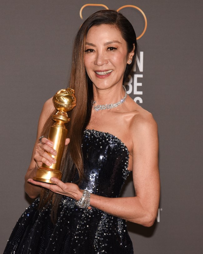 Χρυσές Σφαίρες: Η Michelle Yeoh κάνει στην άκρη το ageism φορώντας παγιέτα