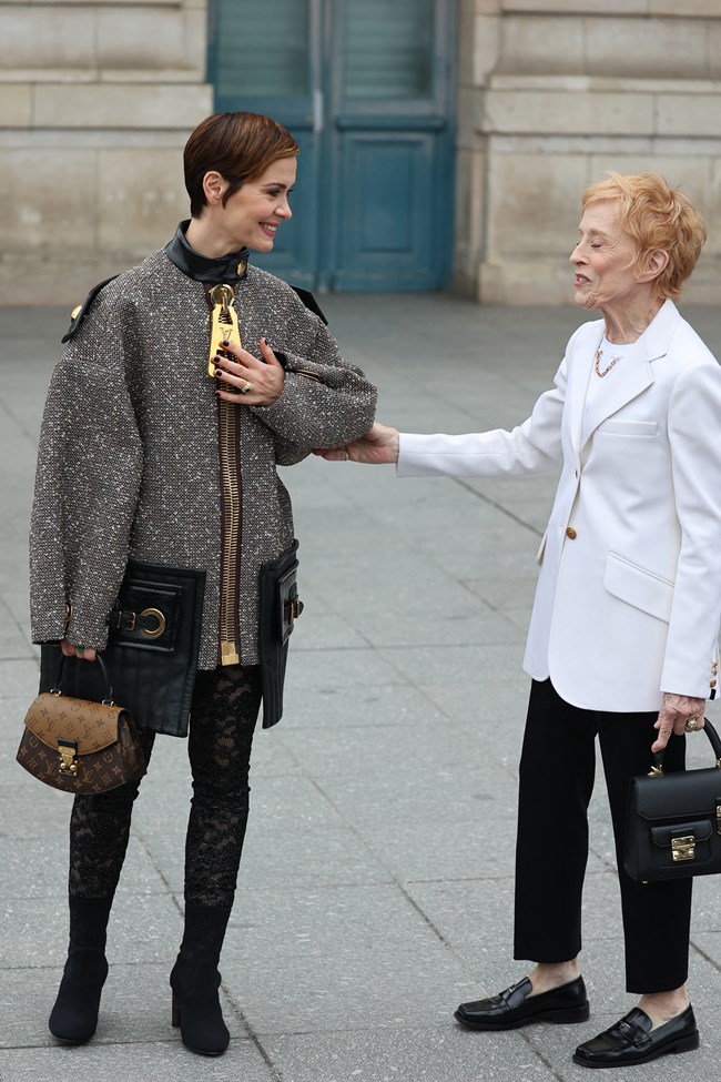 Η 48χρονη Σάρα Πόλσον και η 80χρονη Χόλαντ Τέιλορ πιο ερωτευμένες από ποτέ στην Εβδομάδα Μόδας στο Παρίσι