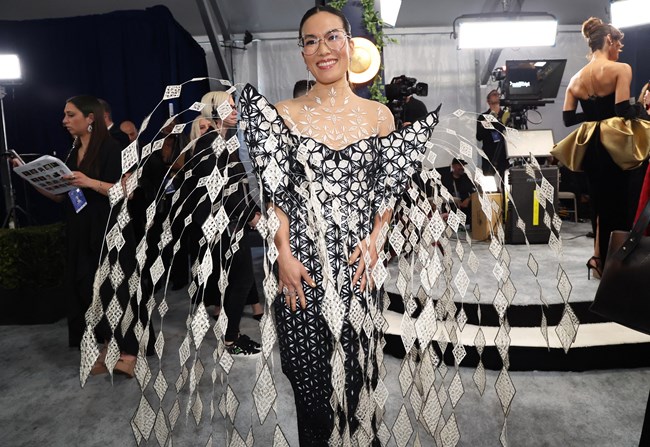 SAG Awards: H Άλι Γουονγκ έκανε τους πάντες να παραμιλούν με το φόρεμά της