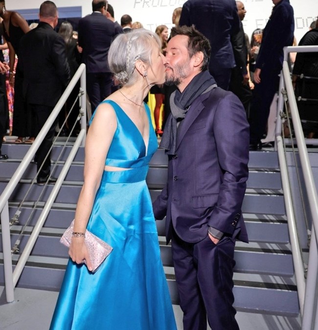 O Κιάνου Ριβς φιλά (ξανά) την σύντροφό του με ανοιχτά μάτια - Μήπως είναι το νέο dating trend;