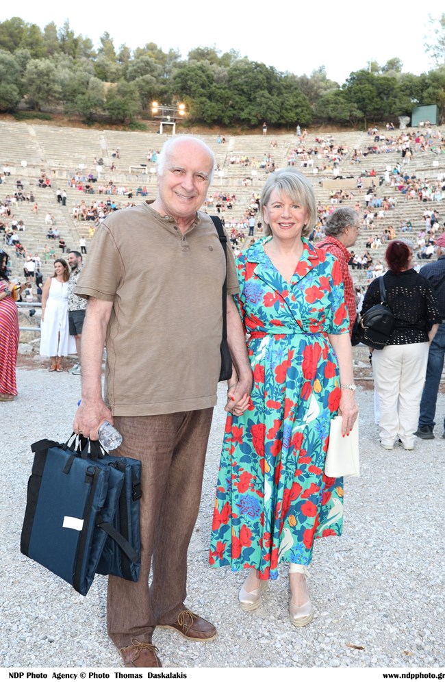 Έλενα Ακρίτα: Η 69χρονη δημοσιογράφος πιο δροσερή από ποτέ