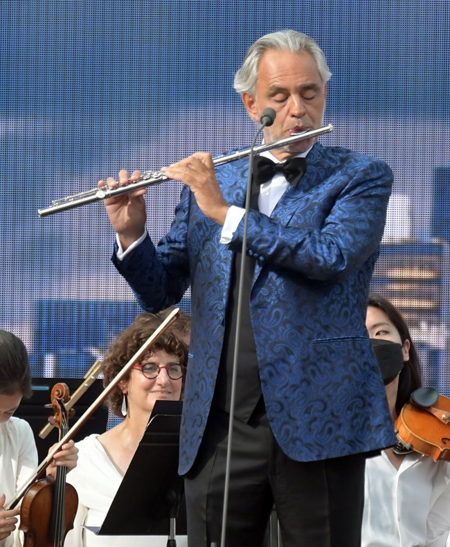 Αντρέα Μποτσέλι: "Όταν ανεβαίνω στη σκηνή, ο πρώτος μου στόχος είναι να προσφέρω ευτυχία, χαρά και κέφι"