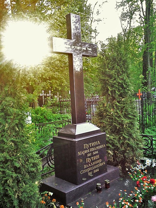 Ακτιβιστές αφήνουν μήνυμα στον τάφο των γονιών του Πούτιν για τον γιο τους: "φέρεται απαράδεκτα"