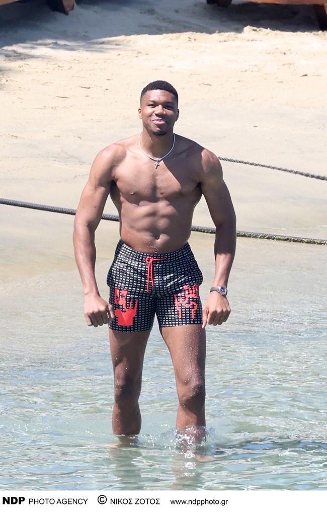 Τα αδέρφια Αντετοκούμπο στη Μύκονο- Kαι το neon μαγιό του Γιάννη