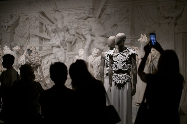 Η Έκθεση των Dolce & Gabbana στο Μιλάνο είναι μια ερωτική επιστολή προς την ιταλική Μόδα