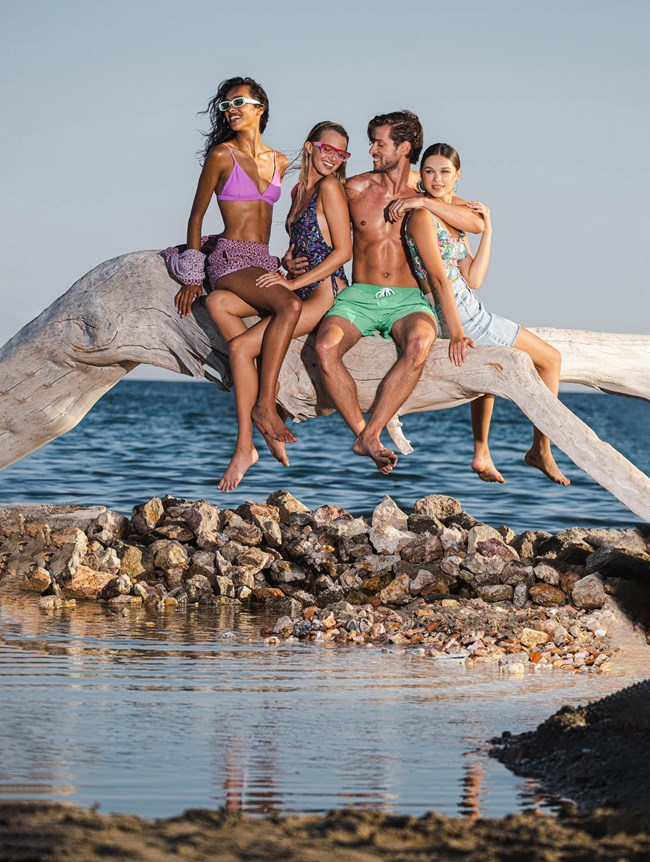 Η νέα καμπάνια της Pink Woman για το καλοκαίρι 2022 μας βάζει σε ρυθμούς πάρτι