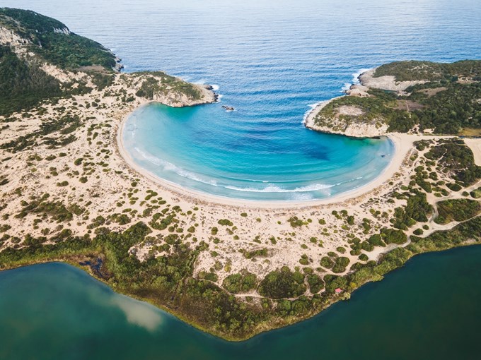 Βοϊδοκοιλιά: Ο κρυφός "παράδεισος" της Μεσσηνίας που θα γίνει hot προορισμός μετά τα γυρίσματα της ταινίας "Οδύσσεια" του Nolan