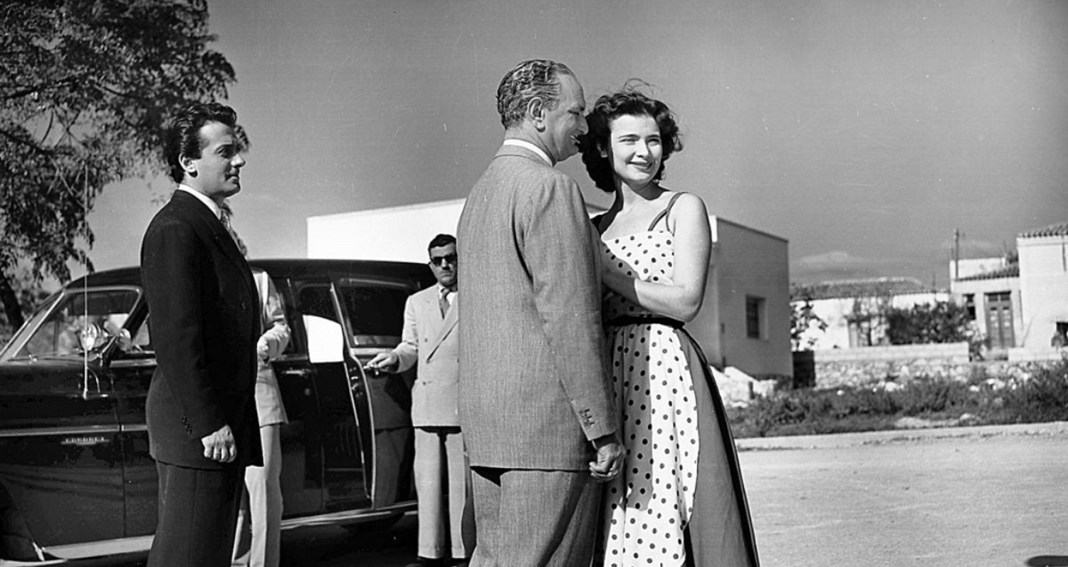 Όταν η Τζένη Καρέζη είχε κατερρεύσει μετά τον θάνατο του πρώτου της έρωτα - Η φωτογραφία όπου την κοιτά τρυφερά