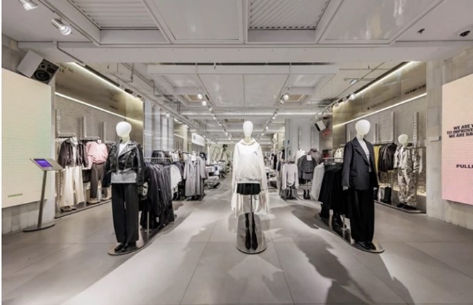 Η Pull&Bear επαναλειτουργεί το flagship κατάστημά της στην Αθήνα