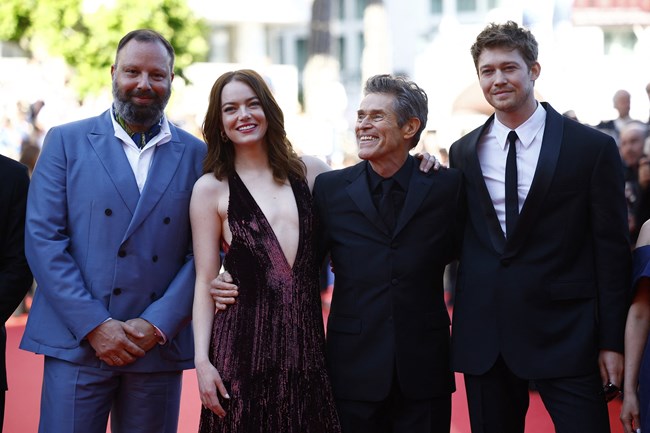 Γιώργος Λάνθιμος: Το θερμό πεντάλεπτο χειροκρότημα στην παγκόσμια πρεμιέρα της νέας του ταινίας, στο Φεστιβάλ των Καννών