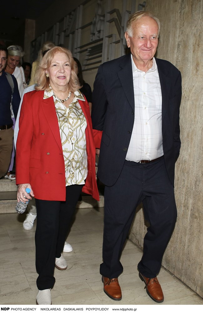 Λία Κασσελάκη: Η κομψή μαμά του Στέφανου Κασσελάκη εμφανίστηκε με κόκκινο σακάκι στις εκλογές