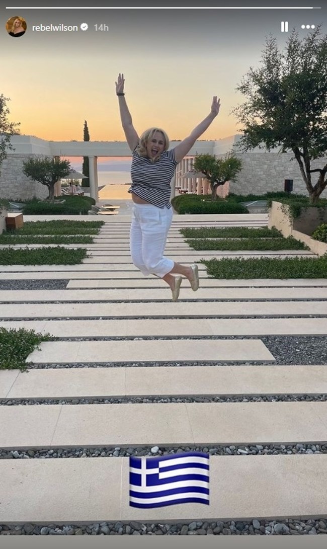 Λάτρης της Ελλάδας η Ρέμπελ Γουίλσον: Ποζάρει με θέα την Ακρόπολη και...σπάει πιάτα