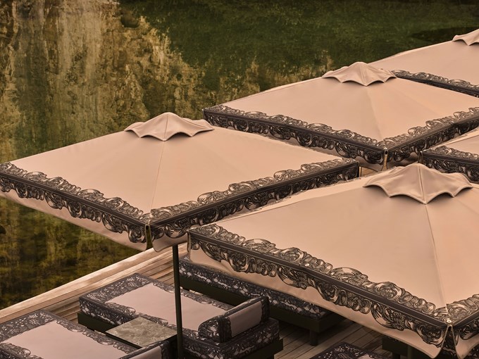 LAKE VOULIAGMENI x ZEUS + ΔIONE | Μια στρατηγική σύµπραξη με φόντο την Αθηναϊκή Ριβιέρα