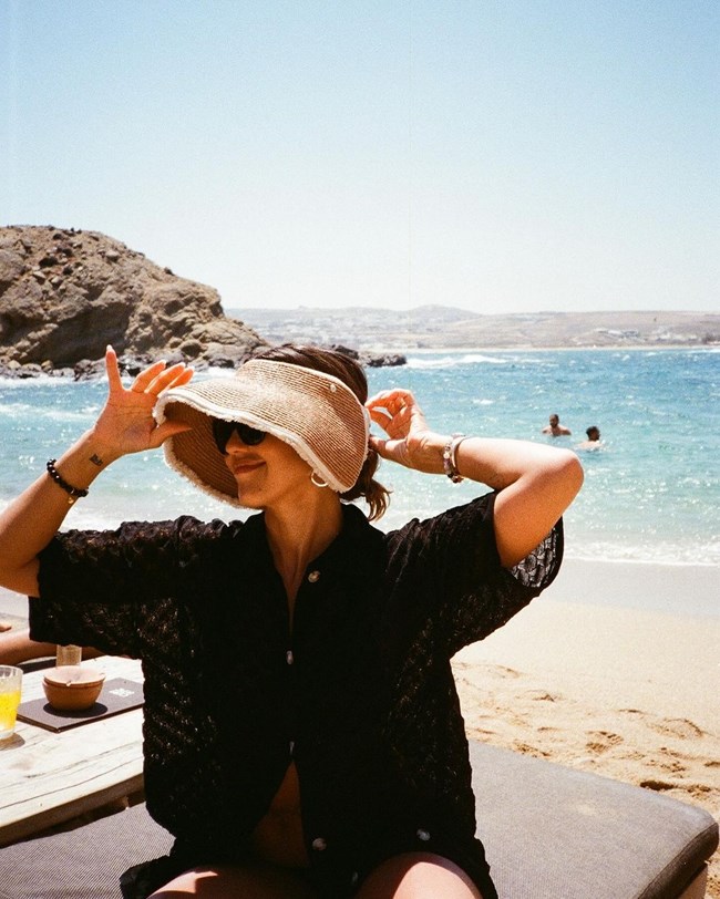 Και η Τζέσικα Άλμπα κάνει διακοπές στη Μύκονο με την οικογένεια της