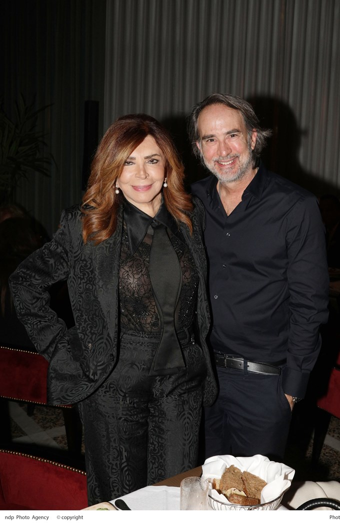 Μιμή Ντενίση: "Έκλεψε" τις εντυπώσεις με chic ανδρόγυνο look σε κοσμική έξοδο