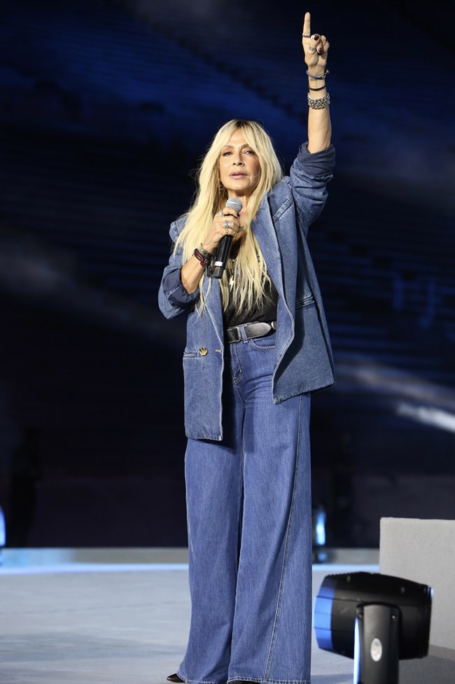 Άννα Βίσση: Μόνο εκείνη μπορεί να φορέσει την τάση "denim on denim" τόσο σωστά