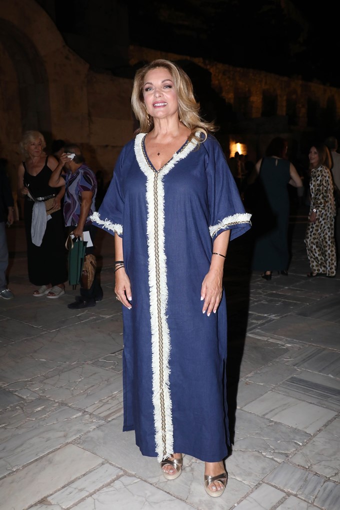 Άντζελα Γκερέκου: Mαγνήτισε τα βλέμματα στο Ηρώδειο με boho καφτάνι που κολάκευε τη σιλουέτα της