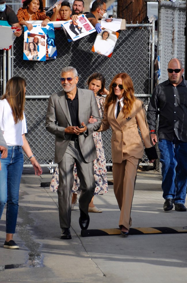 Το signature ανδρόγυνο look της Τζούλια Ρόμπερτς είναι η επιτομή της γυναικείας κομψότητας