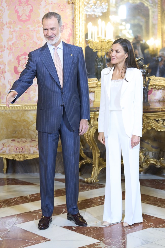 Η βασίλισσα Λετίσια παραδίδει μαθήματα κομψότητας με total white look