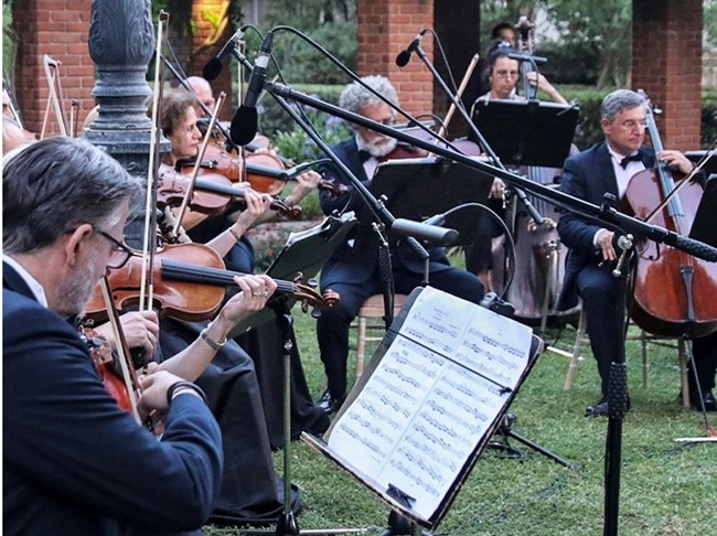Ο άντρας με τις σαγιονάρες στο Προεδρικό Μέγαρο: Η εμφάνιση που συζητήθηκε περισσότερο από όλες!