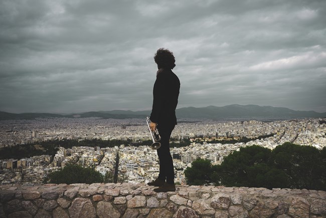 Ανδρέας Πολυζωγόπουλος: "Νιώθω χρέος μου όταν παίζω να μπορεί ο κόσμος να μυρίζει θάλασσα"