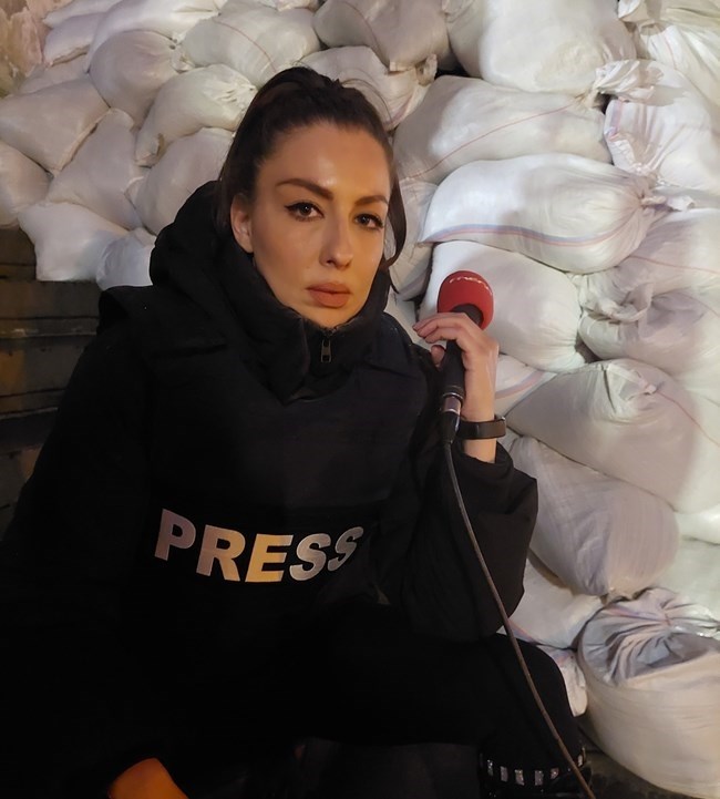 Σε εμπόλεμη ζώνη, πρώτη φορά | H Βελίκα Καραβάλτσιου αφηγείται τις στιγμές που έζησε εκεί ως ανταποκρίτρια