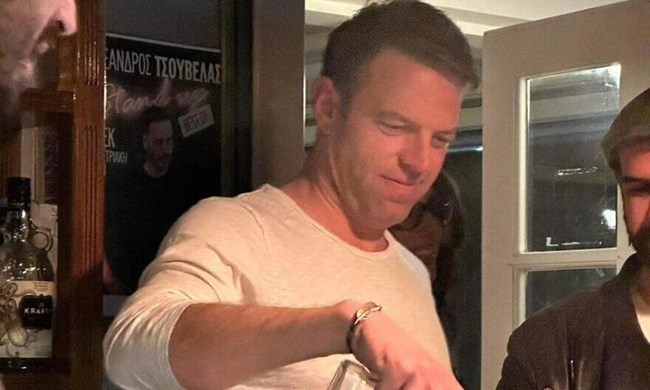 Ο Στέφανος Κασσελάκης κερνάει σφηνάκια σε μπαρ στις Σπέτσες