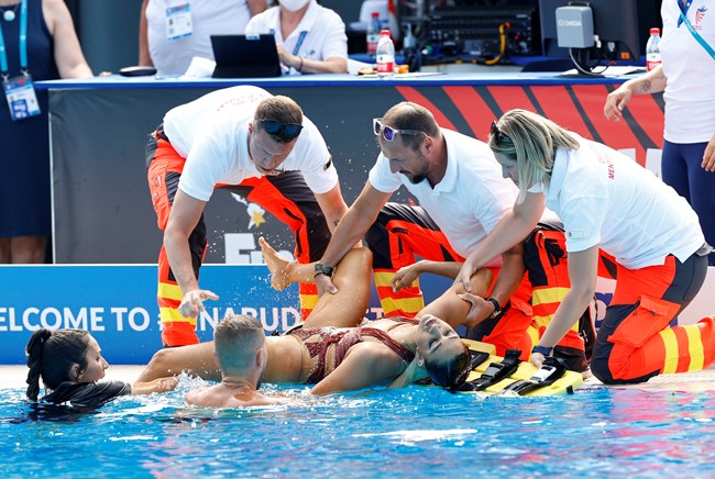 Προπονήτρια σώζει κολυμβήτρια όταν εκείνη λιποθυμά κατά τη διάρκεια αγώνων μες στην πισίνα