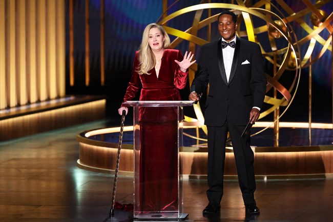 Βραβεία Emmy 2024: H Κριστίνα Άπλγκεϊτ εμφανίστηκε με μπαστούνι στην σκηνή και αποθεώθηκε με το κοινό να την χειροκροτεί όρθιο