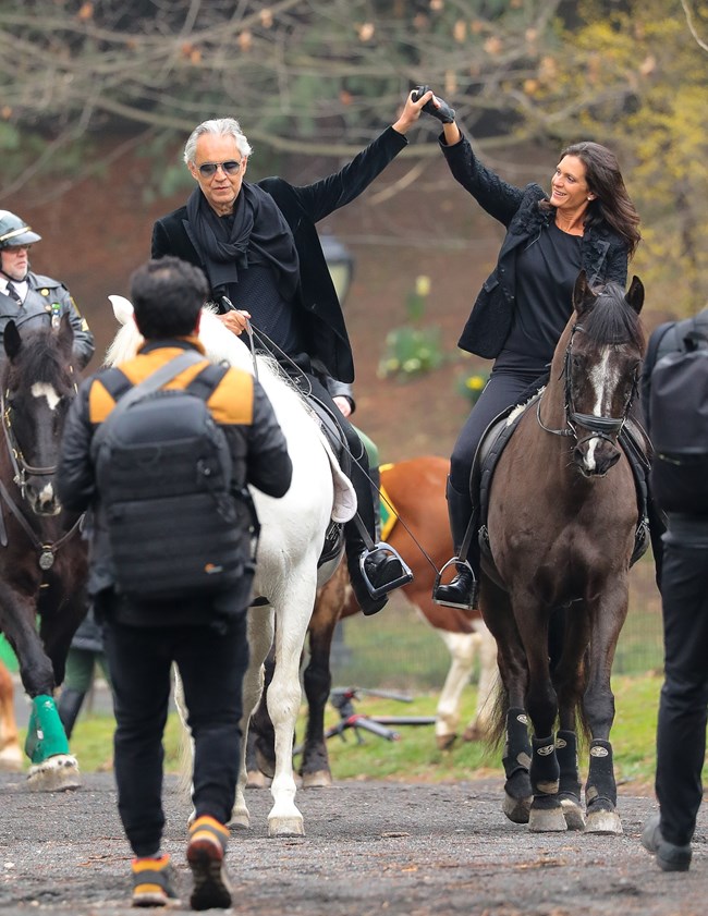 Αντρέα Μποτσέλι "Ο διάσημος τενόρος κάνει καντάδα πάνω σε άλογο"