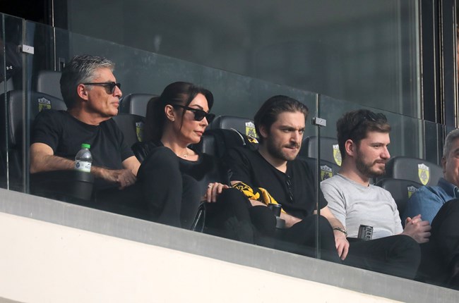 Τατιάνα Στεφανίδου- Νίκος Ευαγγελάτος: Σπάνια εμφάνιση με τους γιους τους Λάμπη και Νικόλα στο γήπεδο