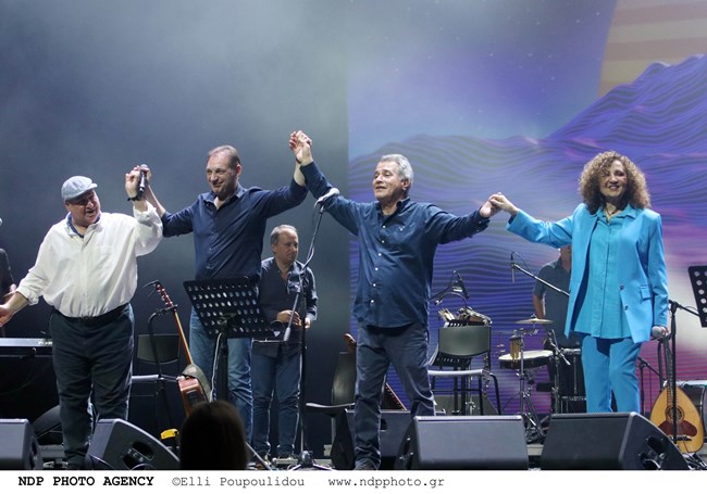 Γλυκερία: Φόρεσε το μπλε elegant κοστούμι με τα ultra μοντέρνα πέδιλα