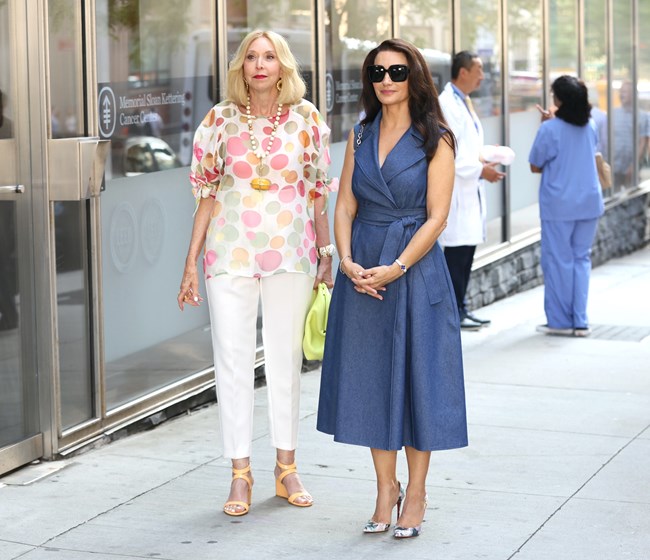 Κρίστιν Ντέιβις: Το κομψό μπλε φόρεμα στα γυρίσματα της σειράς "And Just Like That"