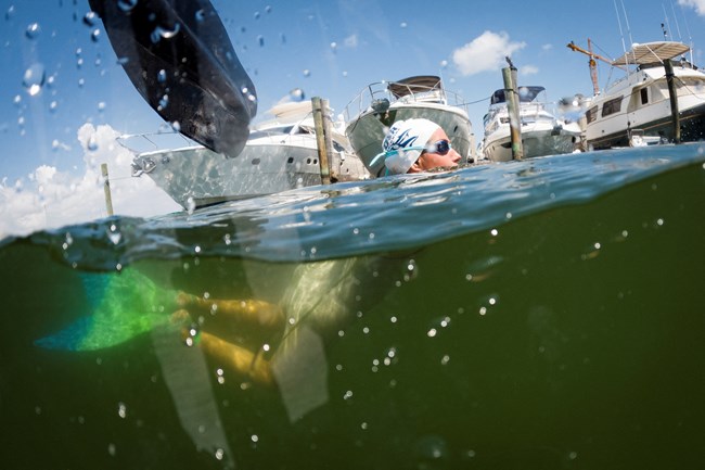Η γοργόνα των σκουπιδιών: κολυμπάει και καθαρίζει τις θάλασσες