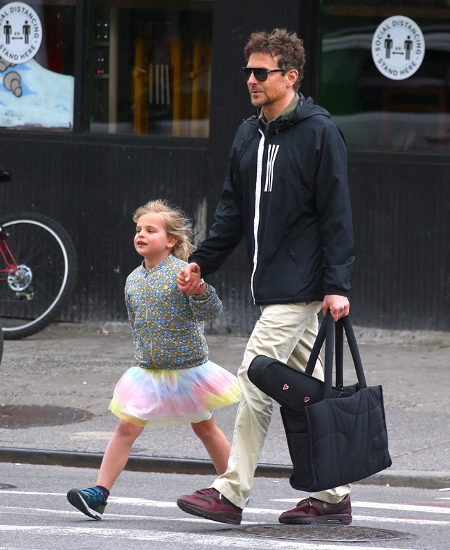 Μπράντλεϊ Κούπερ: Χαζομπαμπάς χέρι χέρι με την κατάξανθη κόρη του