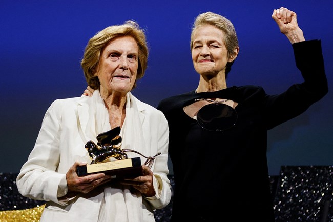 80ο Φεστιβάλ Βενετίας: H 77χρονη Σαρλότ Ράμπλινγκ με Courrèges είναι η ενσάρκωση της φινέτσας