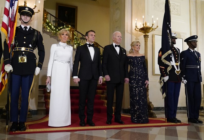 Μπριζίτ Μακρόν: Απαστράπτουσα στον Λευκό Οίκο με maxi side-slit τουαλέτα